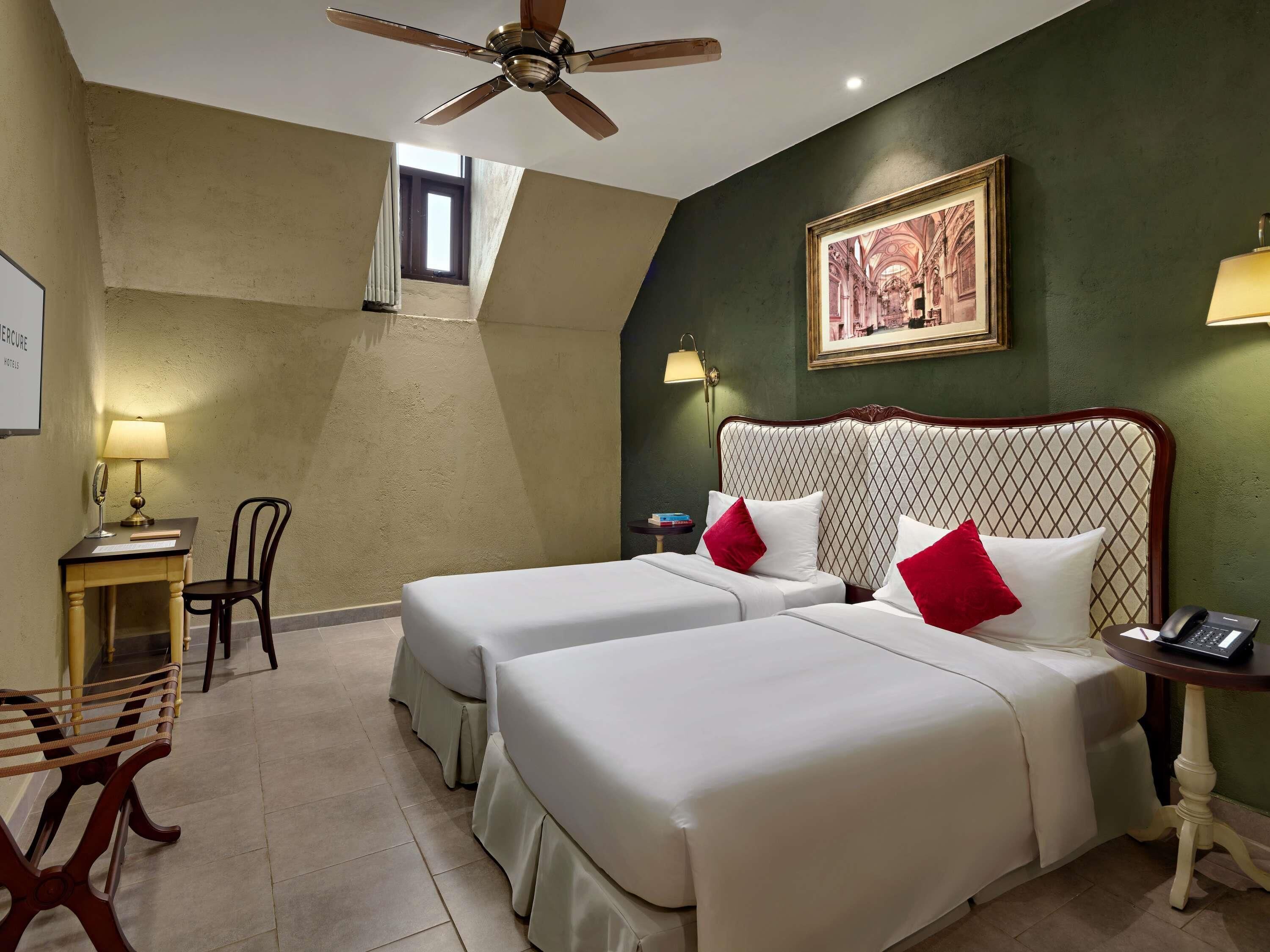 Attic room with Twin Beds - No view | In-room safe, individually furnished, desk, laptop workspace