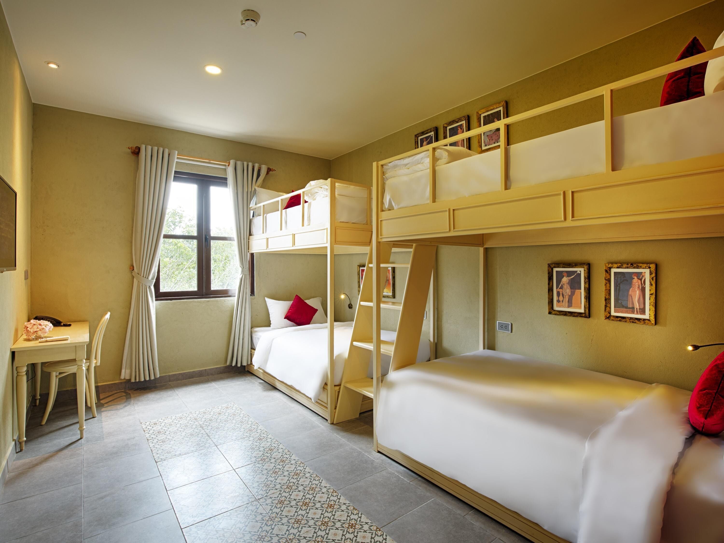 Familjerum (4 bunk beds) | Värdeförvaringsskåp på rummet, unika möbler och skrivbord