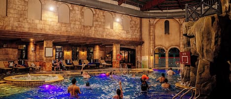 Piscine couverte, chaises longues