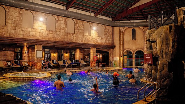 Indoor pool, sun loungers
