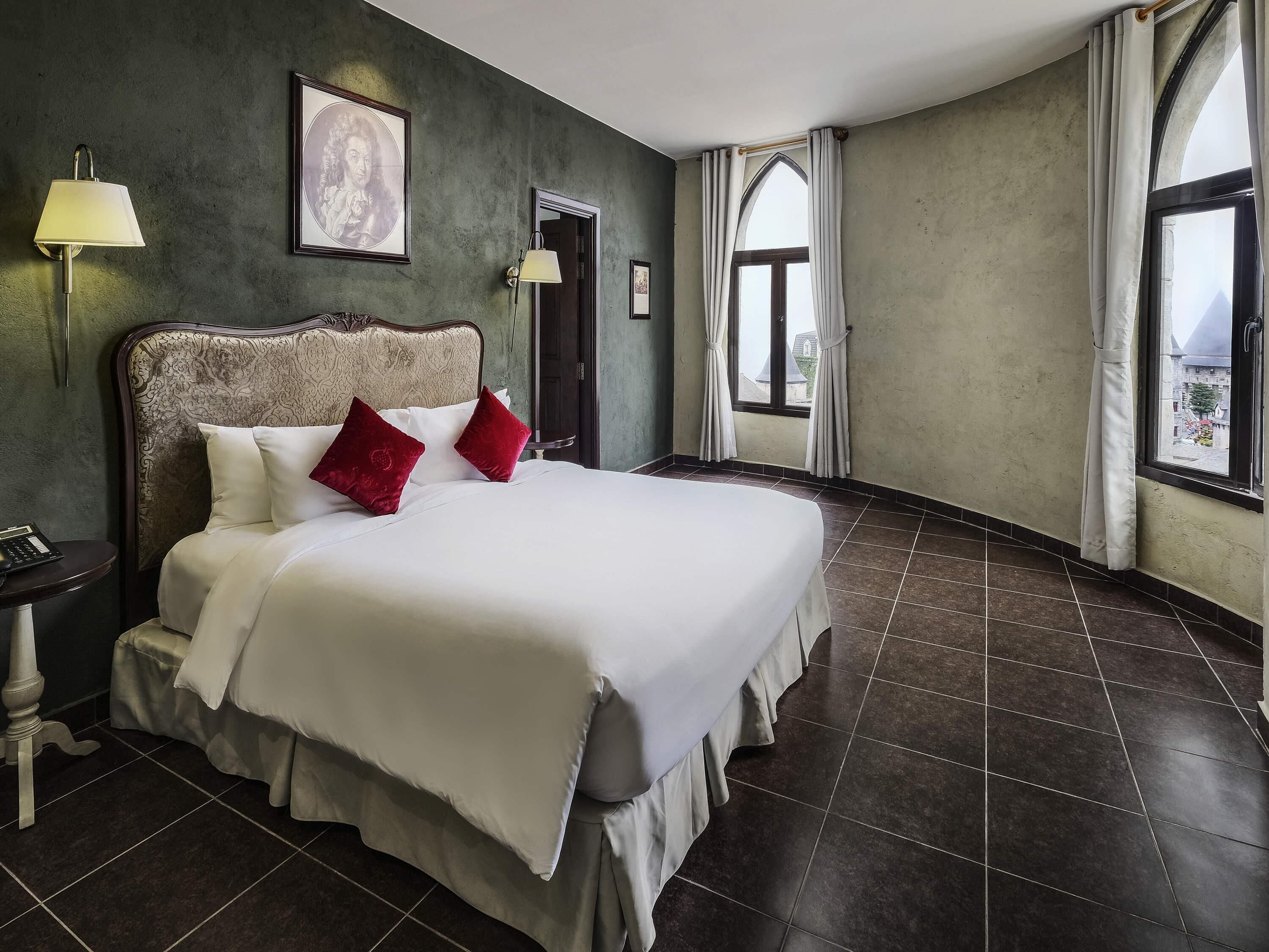 Executive Suite, 1 King Bed | In-room safe, individually furnished, desk, laptop workspace