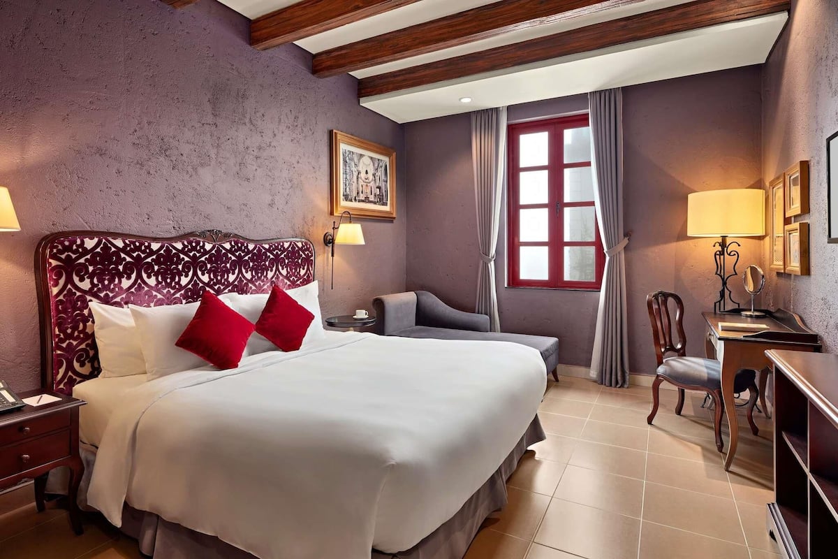Habitación Deluxe, 1 cama King size | Caja de seguridad en la habitación, muebles diferentes y escritorio