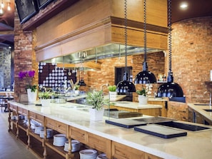 Hi ha 5 restaurants amb plats de cuina local i internacional