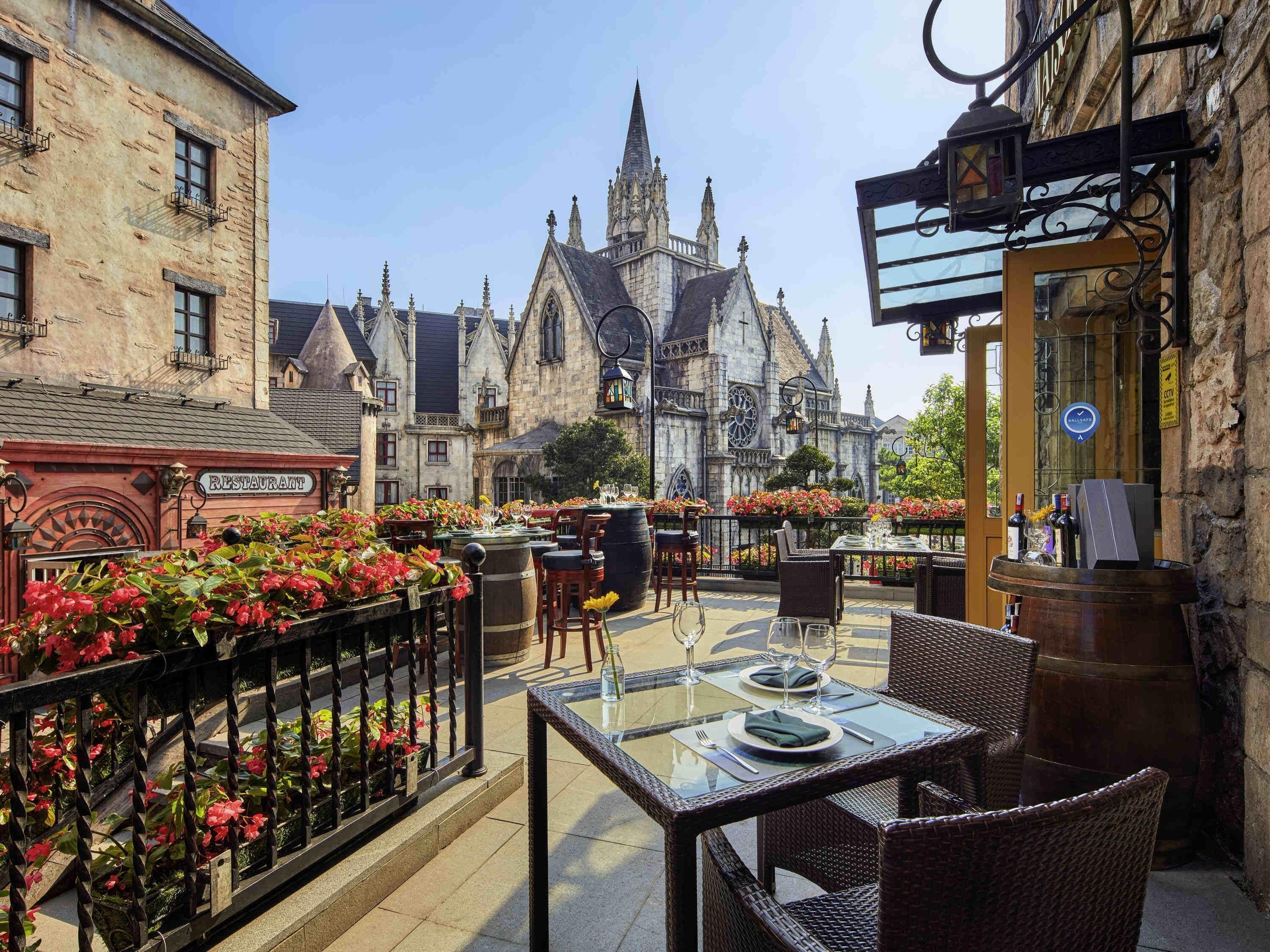 5 restaurants; breakfast, lunch, and dinner served