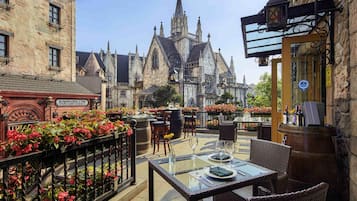 5 restaurants; breakfast, lunch, and dinner served