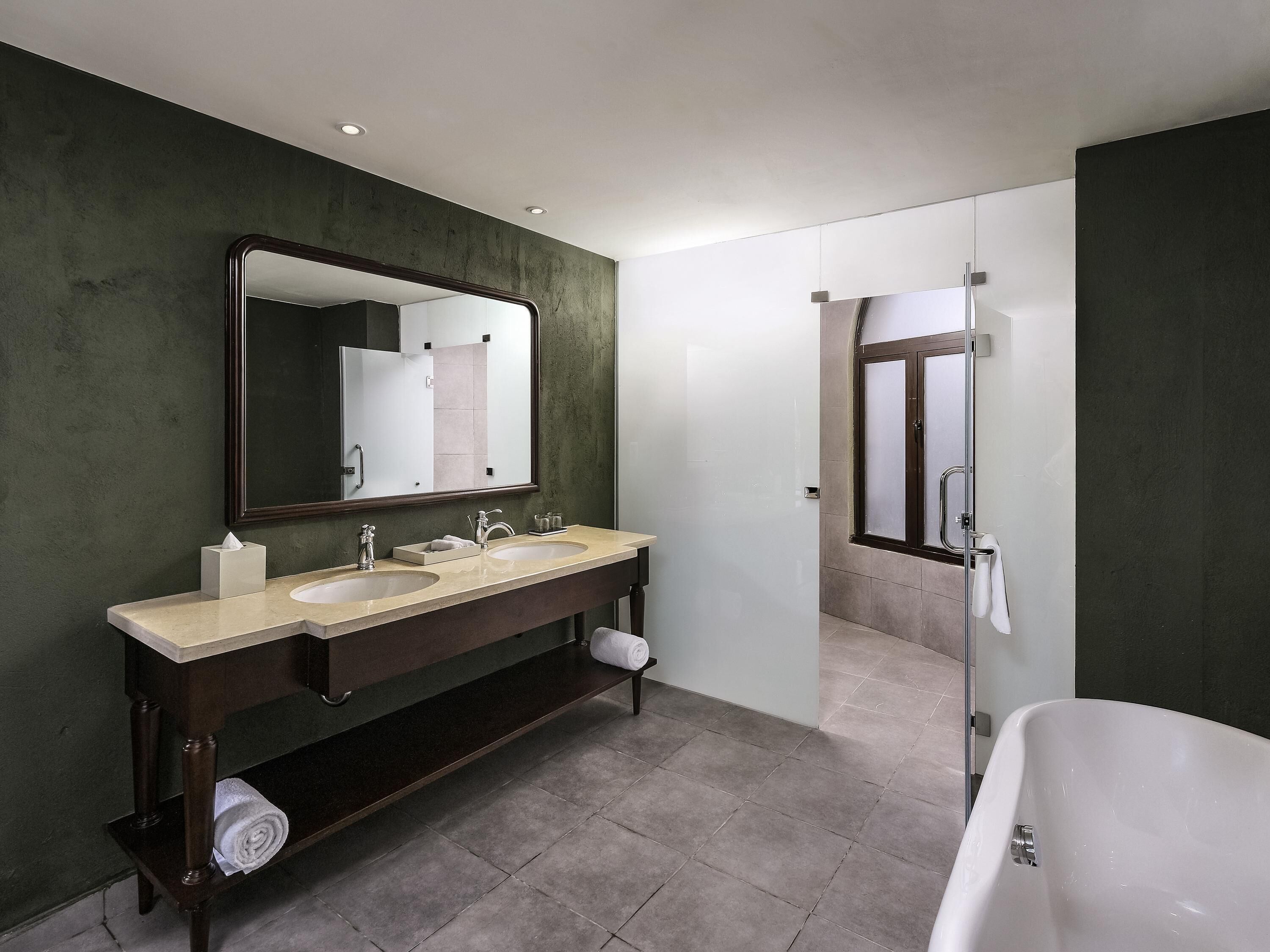 Suite ejecutiva, 1 cama King size | Caja de seguridad en la habitación, muebles diferentes y escritorio 