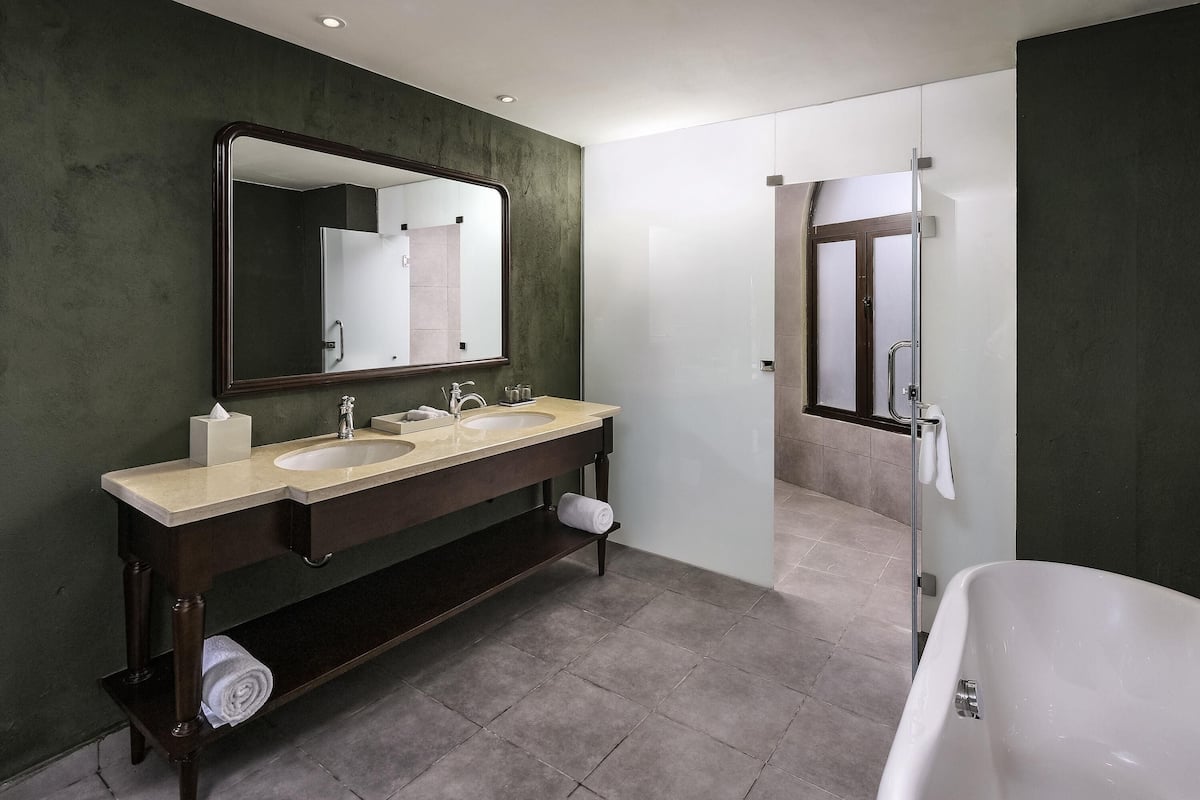 Suite ejecutiva, 1 cama King size | Caja de seguridad en la habitación, muebles diferentes y escritorio