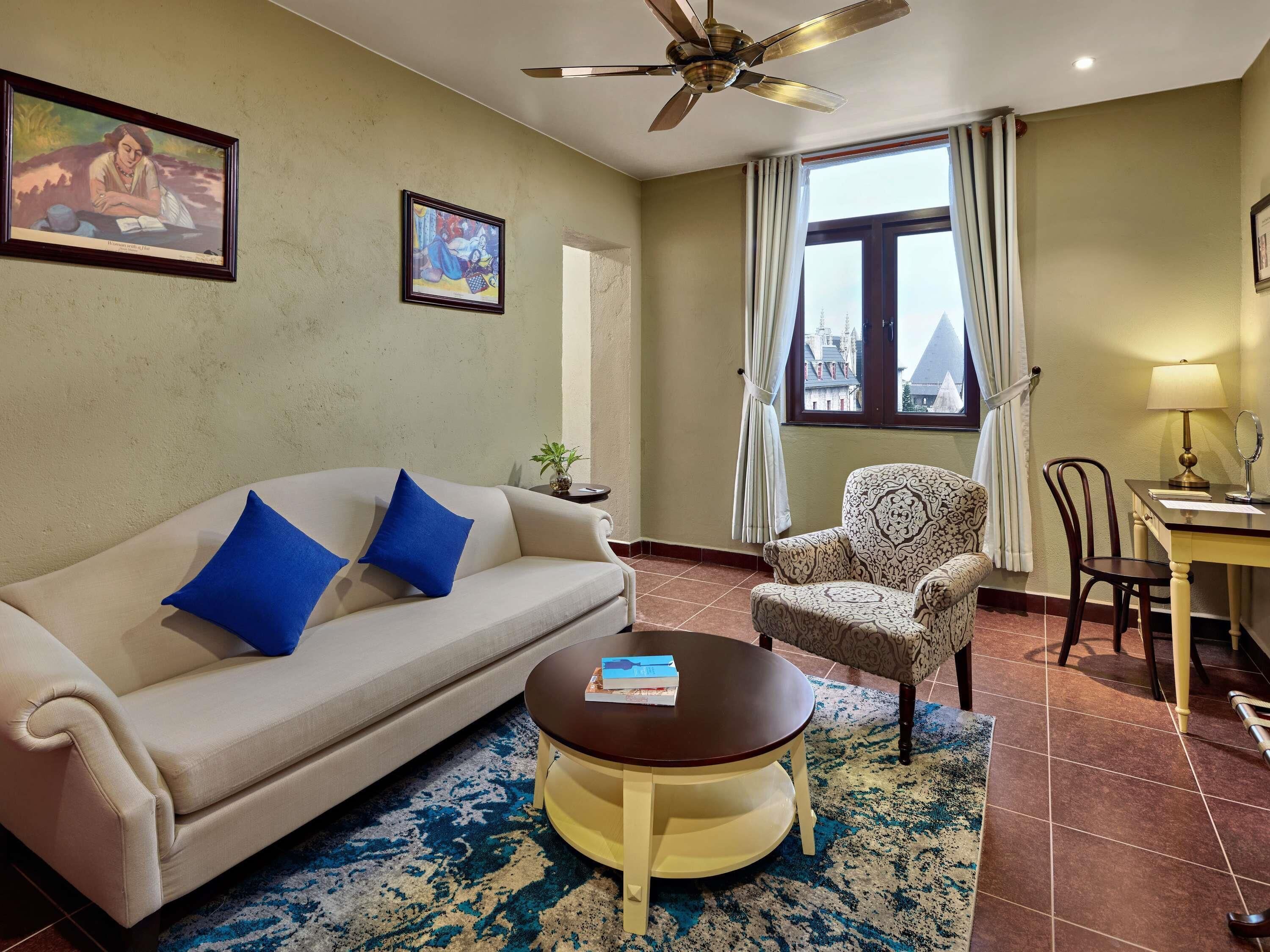 Executive Suite, 1 King Bed | In-room safe, individually furnished, desk, laptop workspace