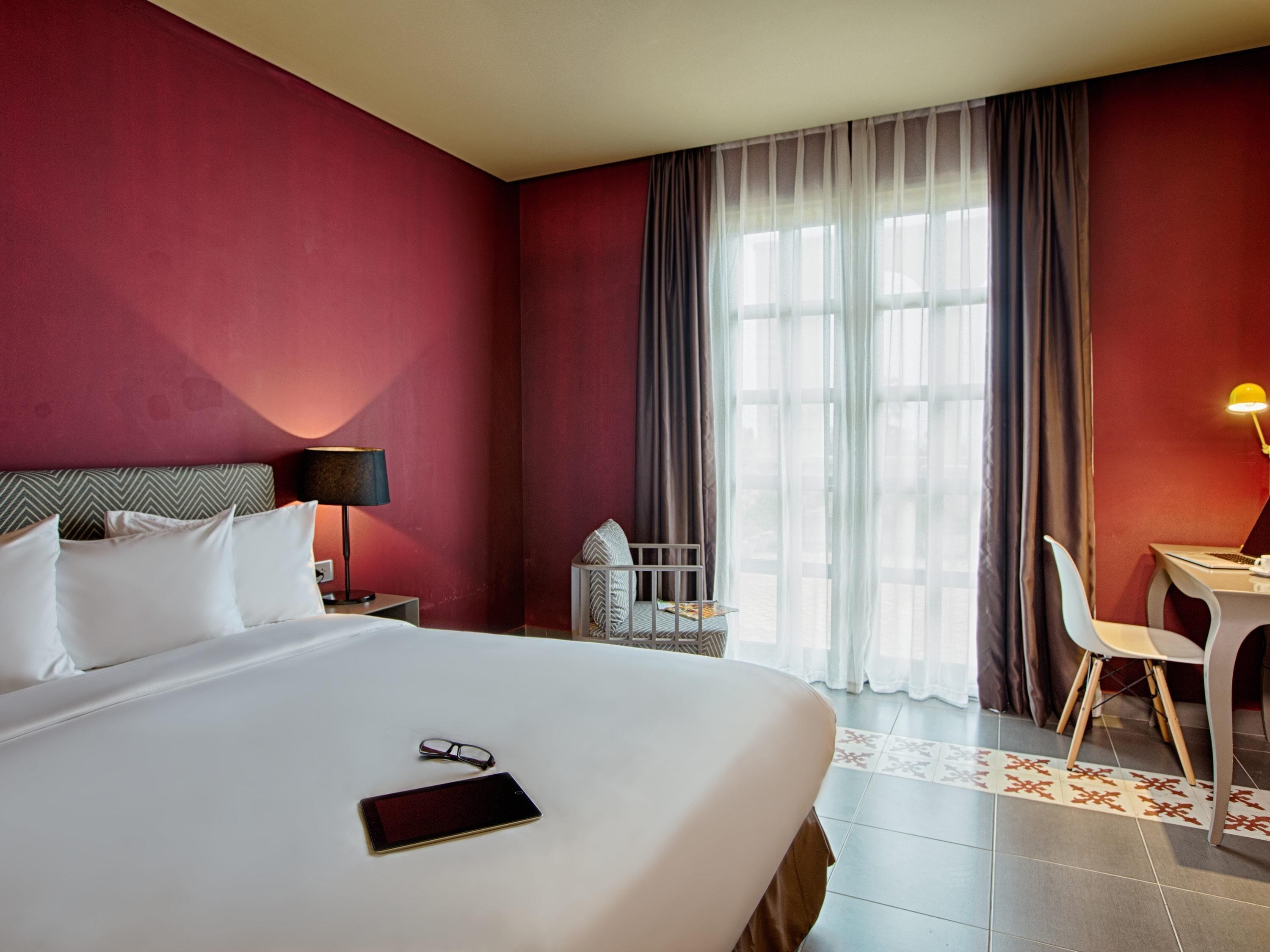 Habitación estándar, 1 cama King size | Caja de seguridad en la habitación, muebles diferentes y escritorio 