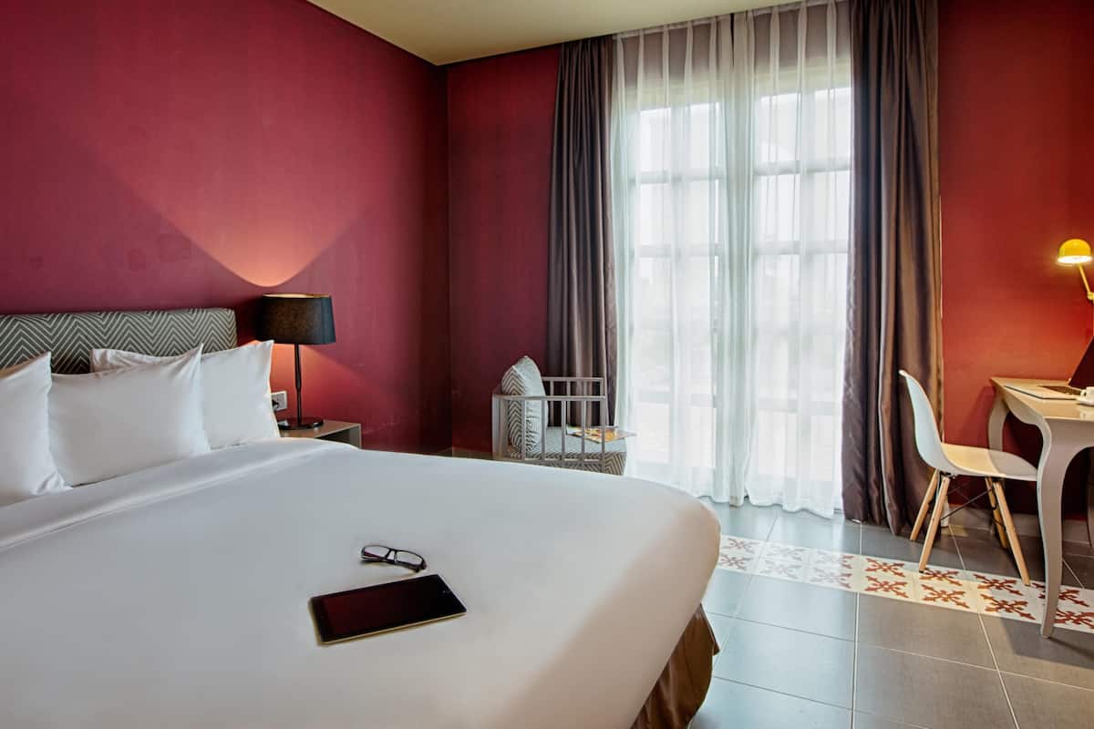 Habitación estándar, 1 cama King size | Caja de seguridad en la habitación, muebles diferentes y escritorio