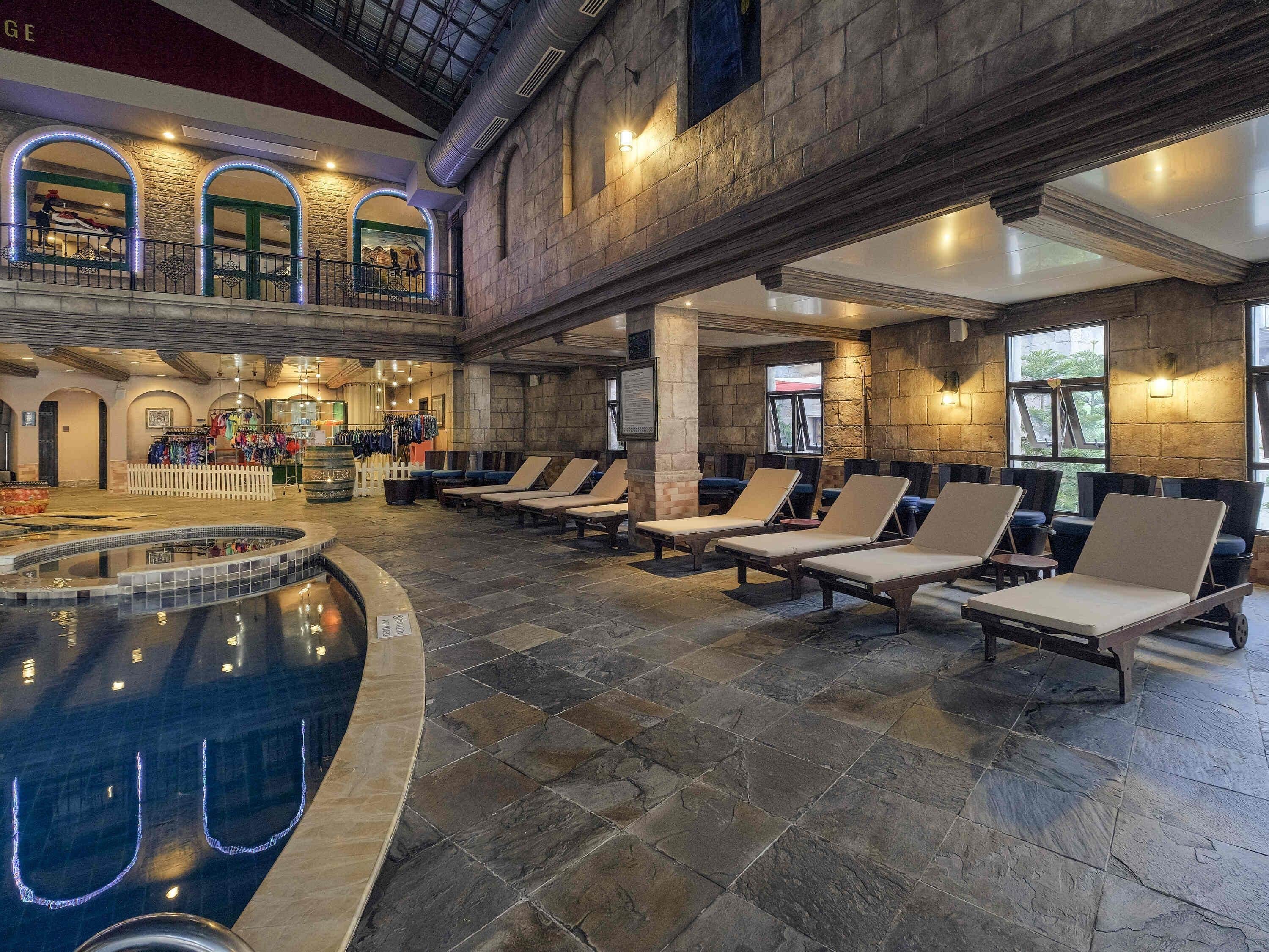 室内游泳池，日光浴躺椅