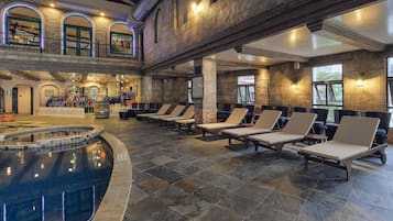 Alberca techada y camastros