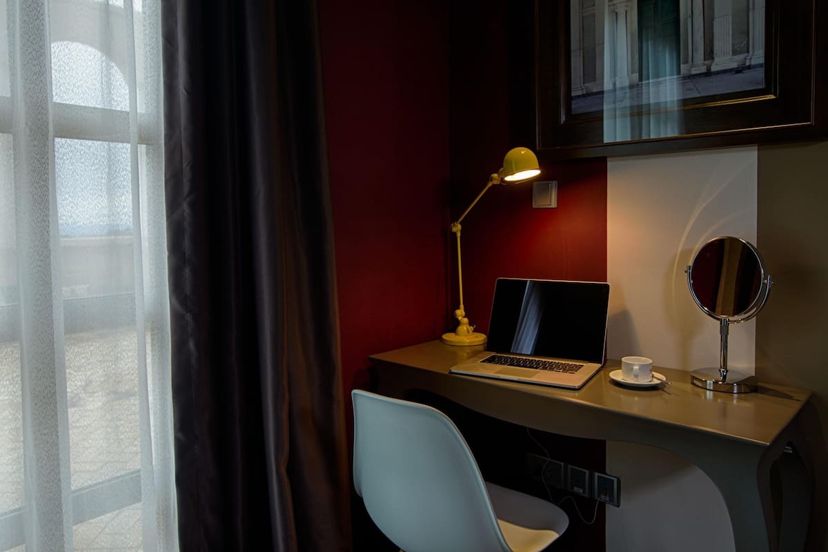 1 soveværelse, pengeskab på værelset, individuel indretning, skrivebord