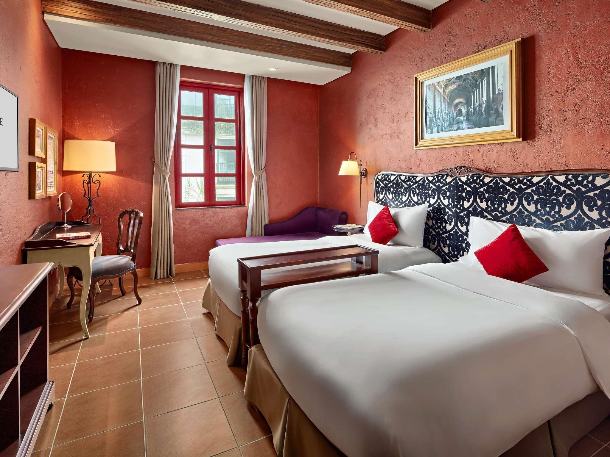 Quarto luxo (with Twin Beds) | Cofres nos quartos, individualmente mobiliados, escrivaninha