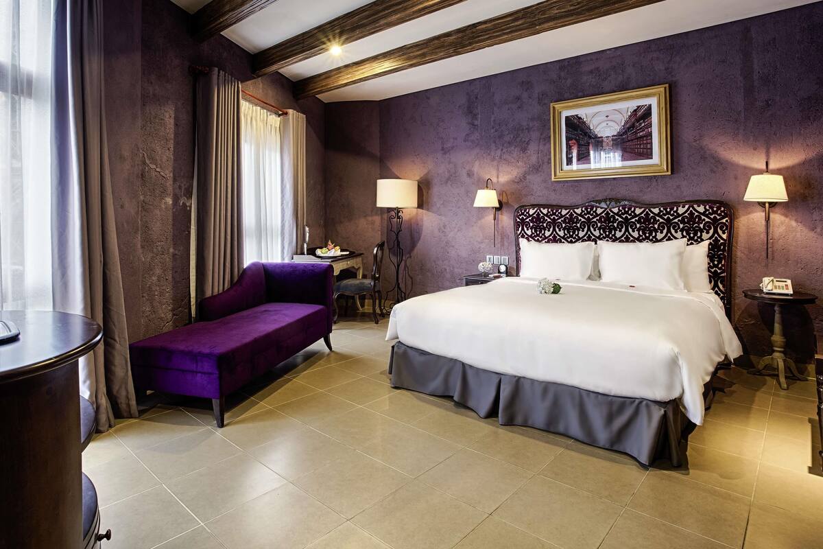 Suite Keluarga, Beberapa Tempat Tidur | Brankas, meja kerja, ruang kerja ramah laptop, dan tirai kedap cahaya