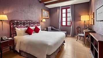 Chambre Deluxe, 1 très grand lit | Coffres-forts dans les chambres, ameublement personnalisé, bureau