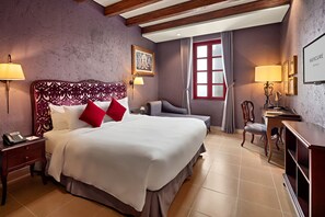 Phòng Deluxe, 1 giường cỡ king | Két bảo mật tại phòng, trang bị nội thất với thiết kế riêng biệt, bàn 