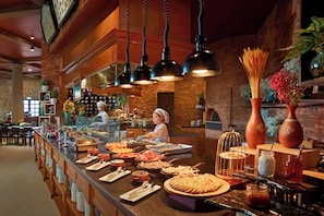 Daily buffet breakfast (VND 519000 per person)