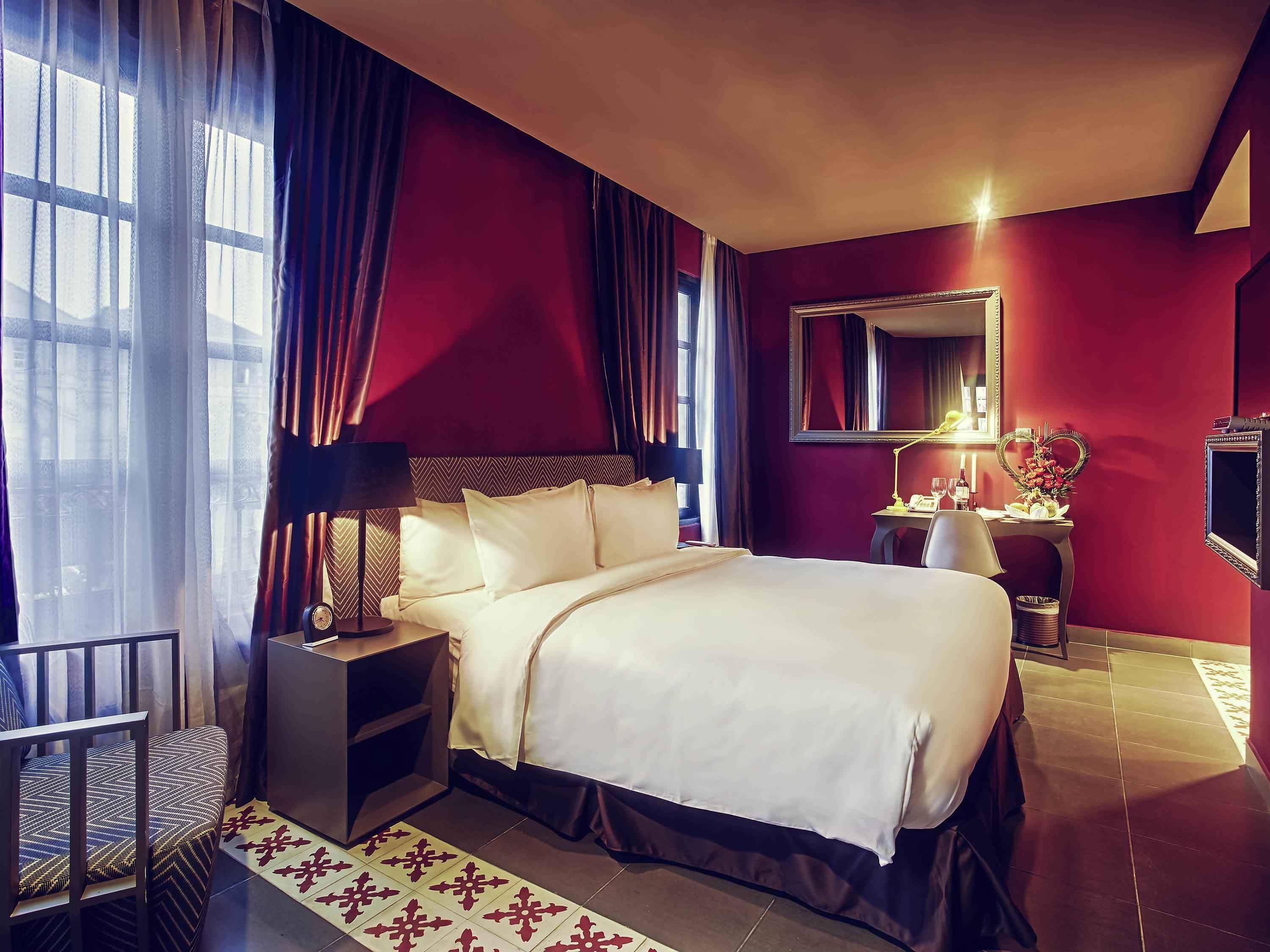 Deluxe Room, 1 King Bed | In-room safe, individually furnished, desk, laptop workspace