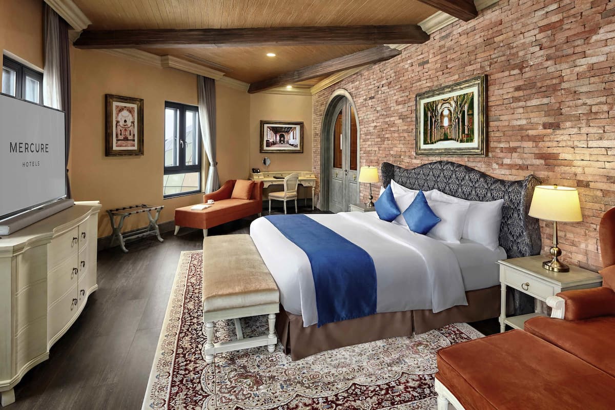 Suite, 1 King Bed | 1 bedroom, in-room safe, individually furnished, desk