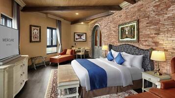 Suite, 1 cama King size | 1 habitación, caja de seguridad en la habitación y muebles diferentes