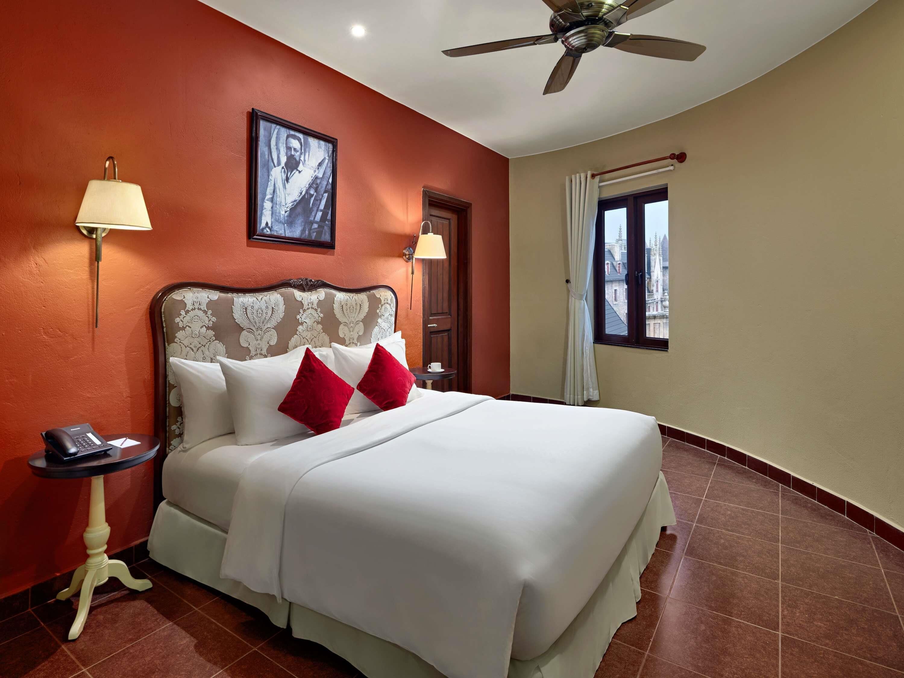 Executive Suite, 1 King Bed | In-room safe, individually furnished, desk, laptop workspace