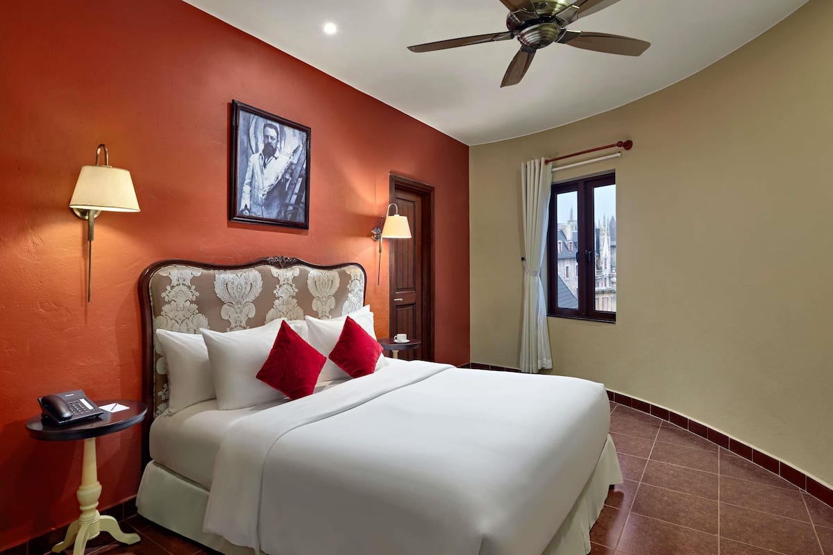 Executive Suite, 1 King Bed | In-room safe, individually furnished, desk, laptop workspace