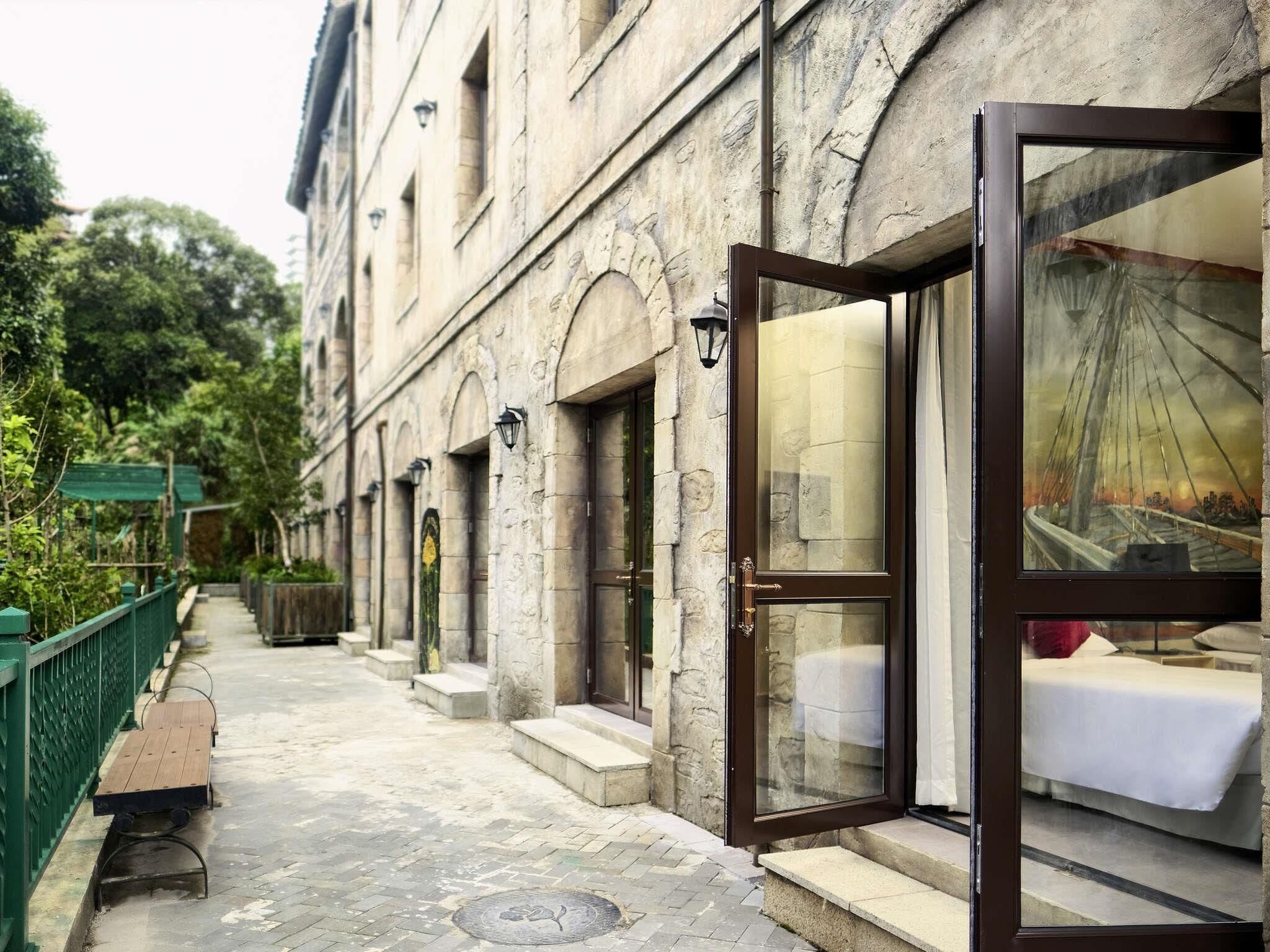 Quarto básico (1 King Bed and 1 Single Bed) | Cofres nos quartos, individualmente mobiliados, escrivaninha