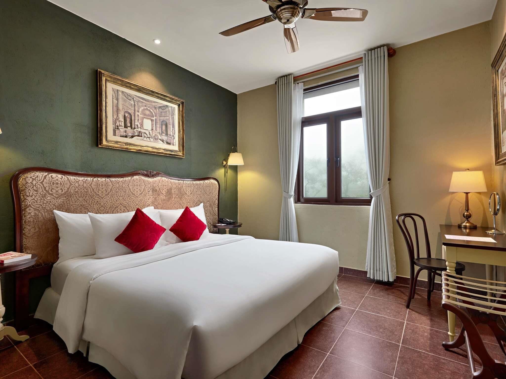 Quarto superior, 1 cama King | Cofres nos quartos, individualmente mobiliados, escrivaninha