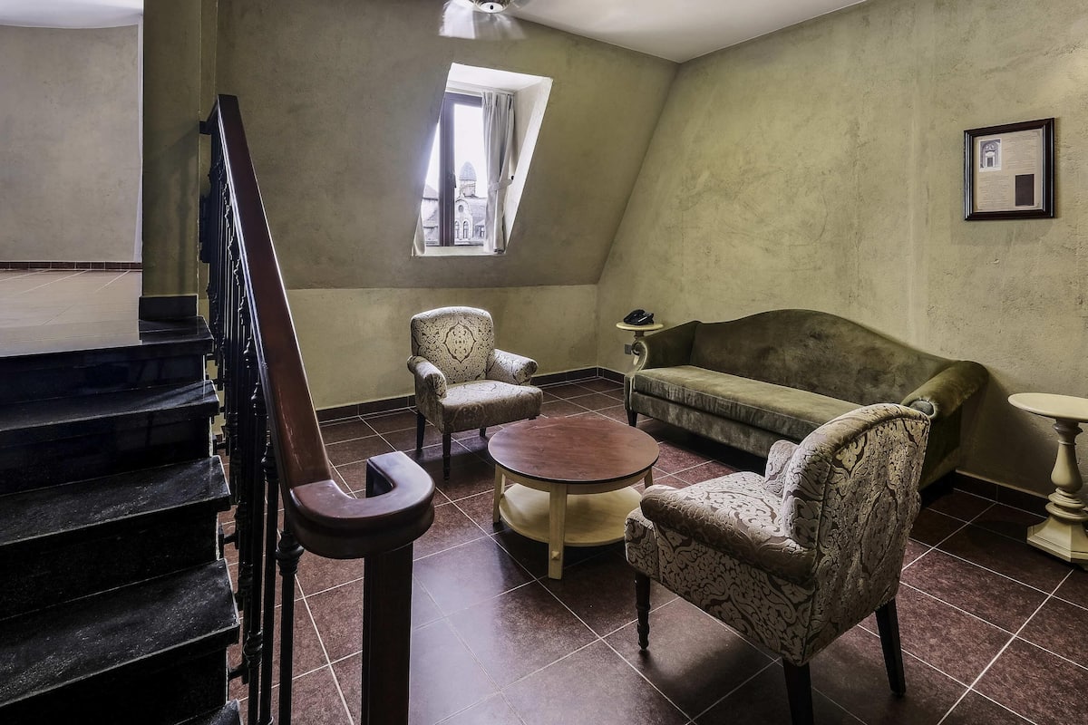 Executive Suite, 1 King Bed | 1 bedroom, in-room safe, individually furnished, desk