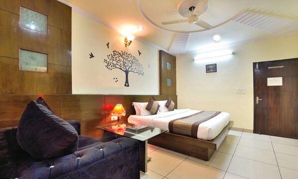 In-room safe, desk, free WiFi
