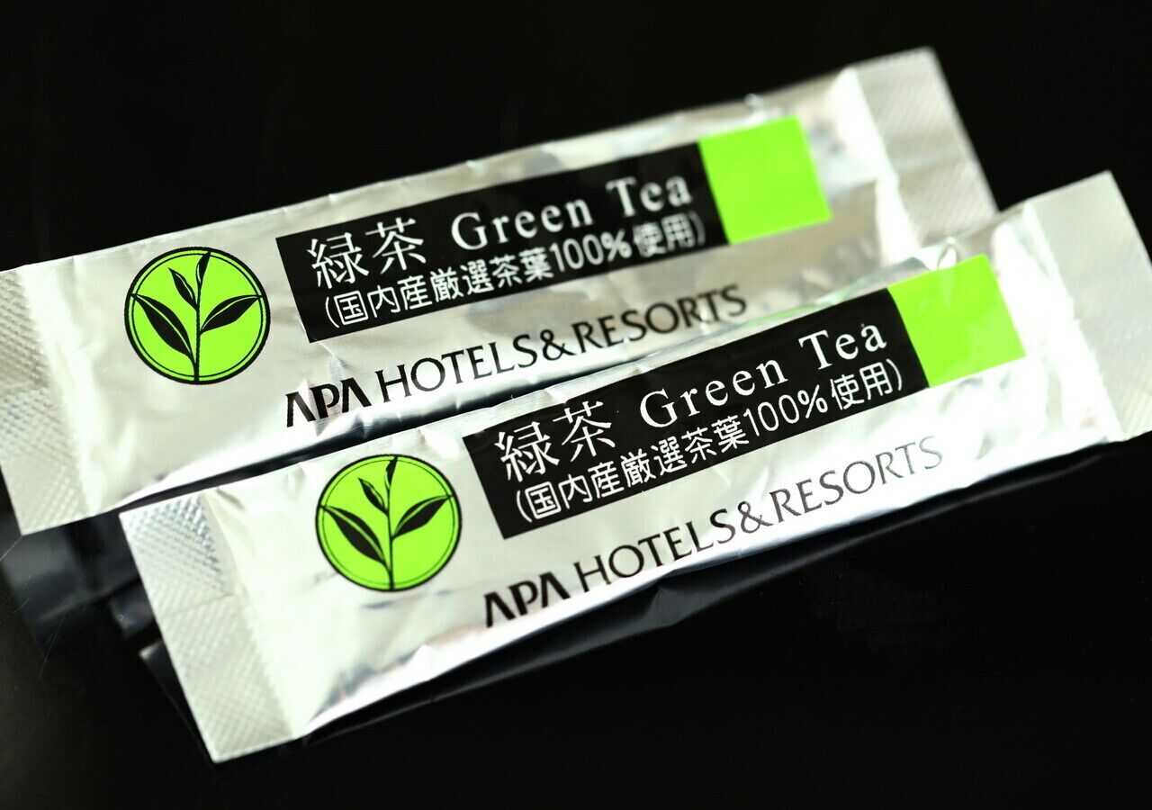 Deux paquets de thé vert provenant de la chaîne APA Hotels & Resorts.