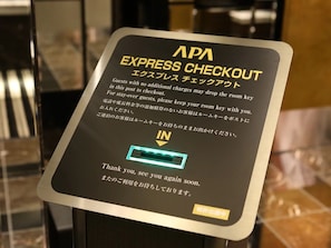 A sign for APA Express Checkout with instructions for guests to drop off their room key and a thank you message. - APA Hotel Muroran (Muroran)