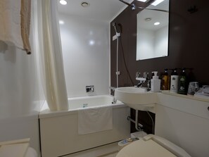 Bañera y ducha independientes, artículos de tocador gratuitos, pantuflas