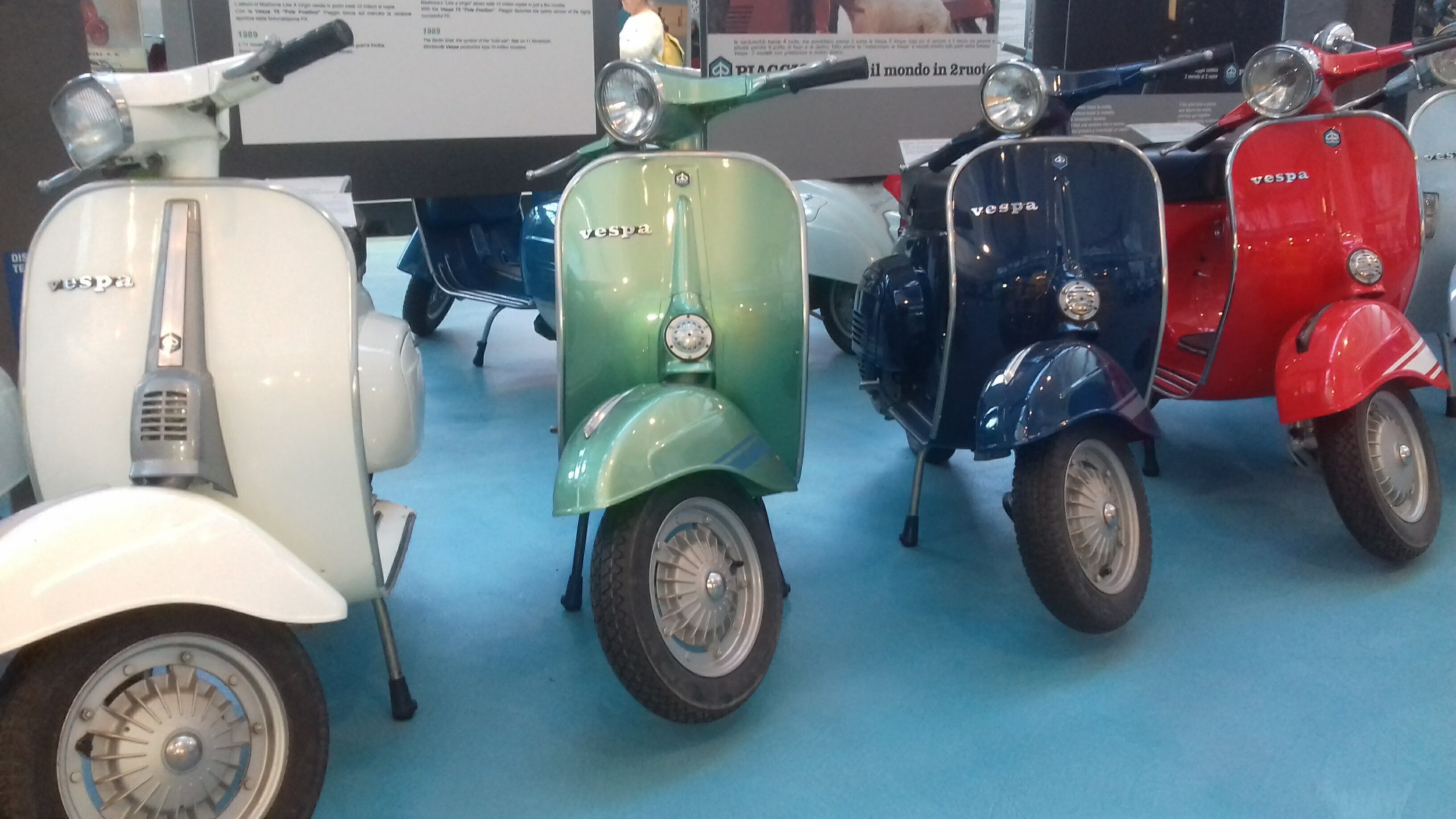 Tre scooter Vespa d'epoca affiancati.