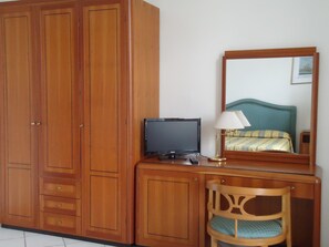 1 dormitori, minibar, caixa forta a l'habitació i escriptori 