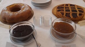 En buffet med forskellige desserter og frugtanretninger.