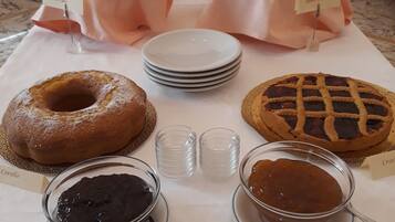 Colazione a buffet, servita tutte le mattine (12 EUR a persona) 