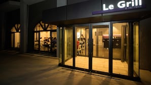 ランチ、ディナー、ブランチに営業
