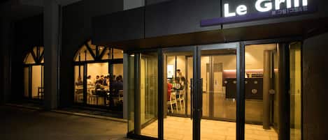 Lunch, dinner, brunch served; American cuisine
