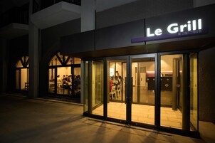 Lunch, dinner, brunch served; American cuisine 