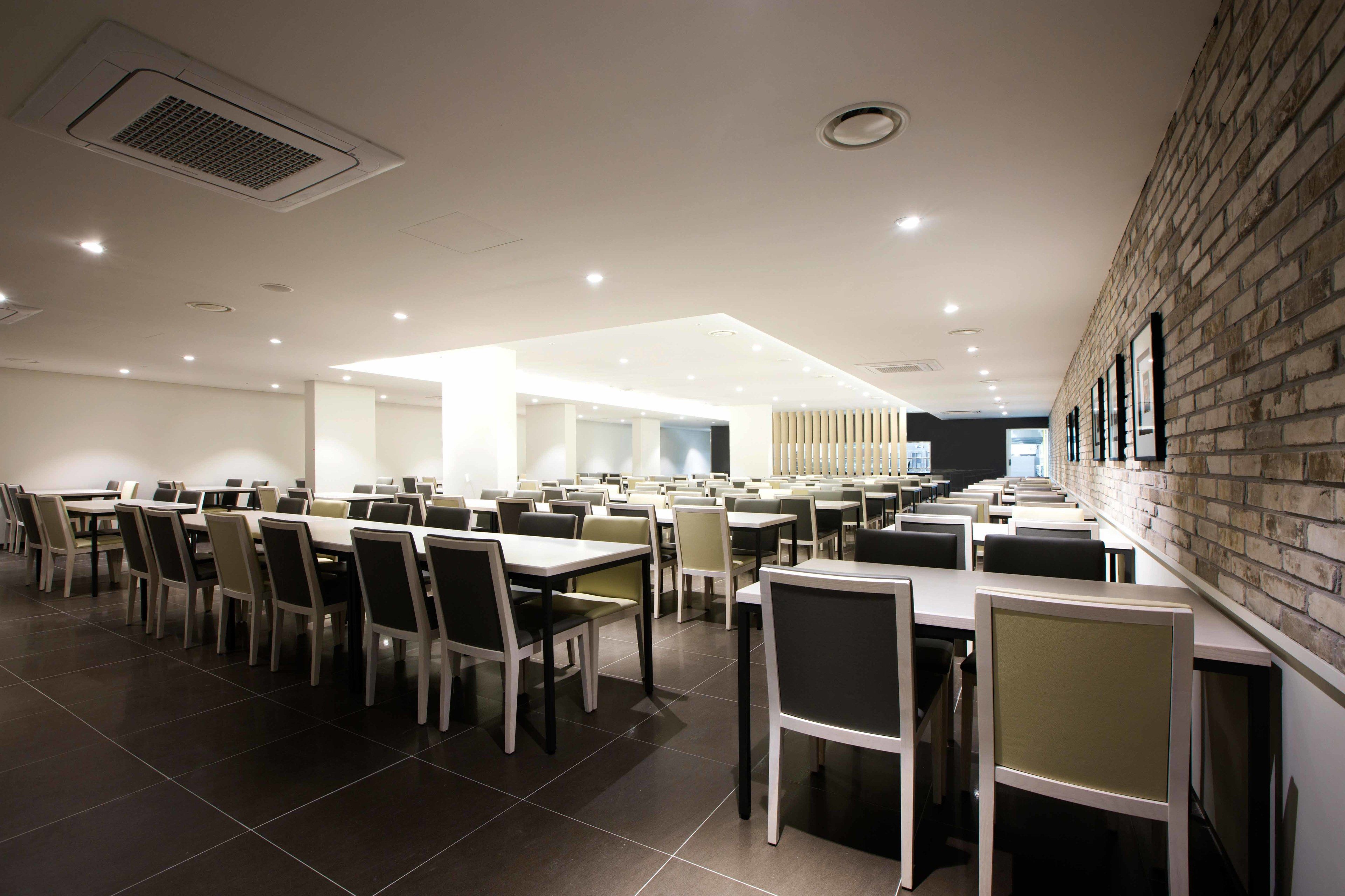 lunch, dinner, brunch served; american cuisine