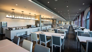 ランチ、ディナー、ブランチに営業