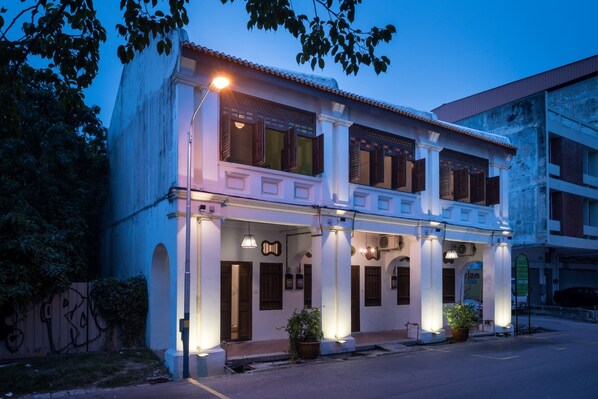 Front of property - evening/night - Rope Walk Guesthouse - Hostel (George Town)