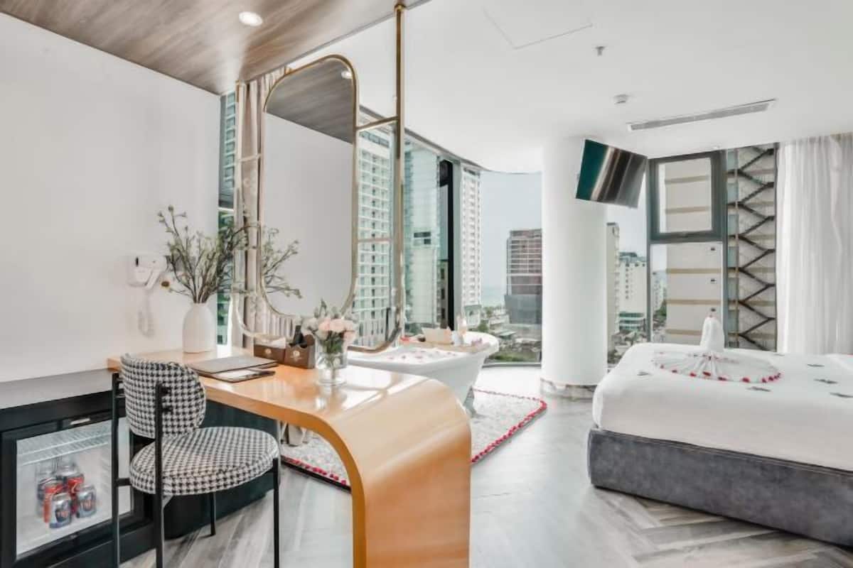 Egyptian cotton sheets, premium bedding, minibar, in-room safe