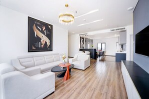 Penthouse Two-bedroom Free One-way Airport Transfer | Área de sala de estar | Televisión de pantalla plana de 40 pulgadas con canales por cable 