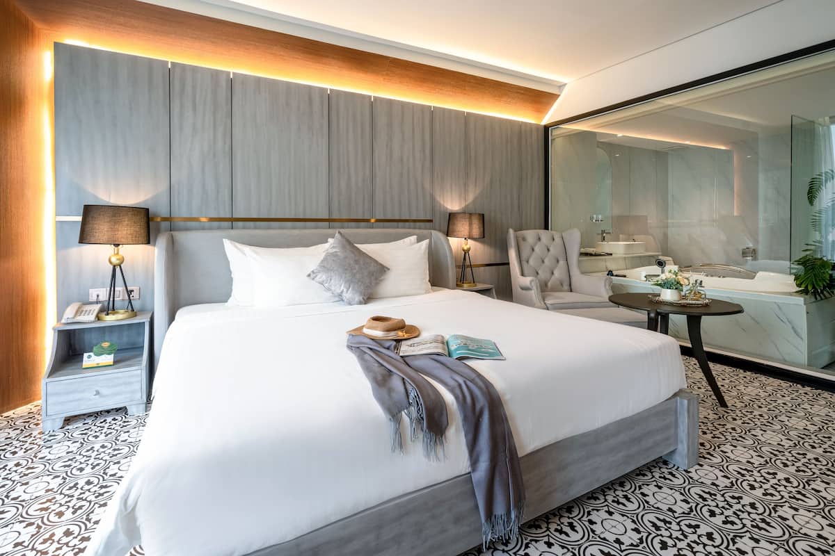 Suíte júnior, sacada, vista para o oceano | 1 quarto, roupas de cama de algodão egípcio, roupas de cama premium