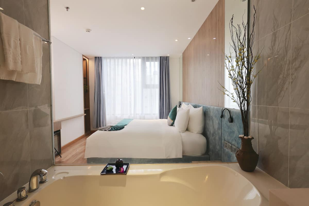 Quarto casal luxo, vista parcial para o mar | Vista do quarto
