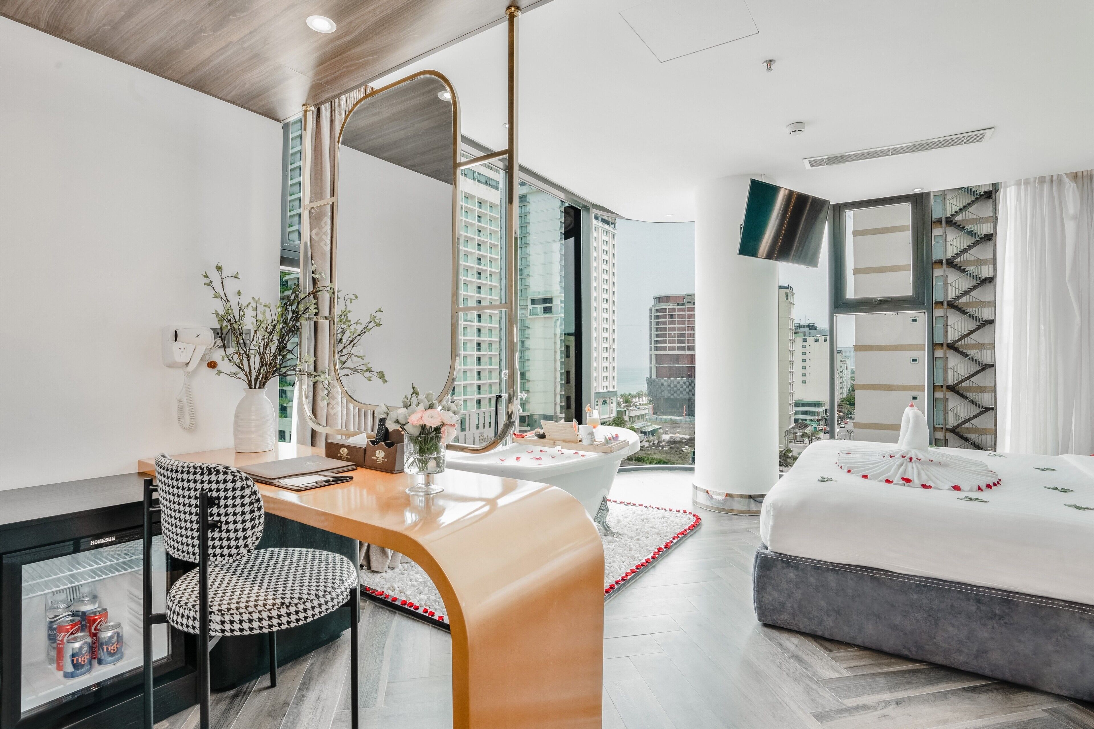 Suíte júnior, vista parcial para o mar | Roupas de cama de algodão egípcio, roupas de cama premium, frigobar