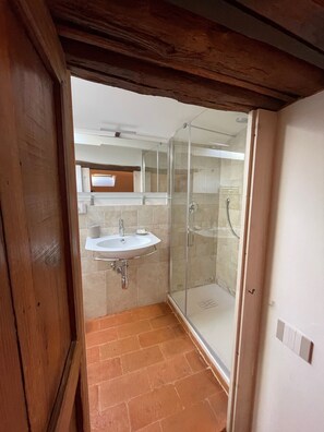 Comfort Double Room, 1 Bedroom | Bathroom | Shower, free toiletries, hair dryer, bathrobes - Orvieto in Terrazza (Orvieto)